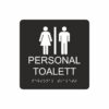 Svart och vit skylt för personaltoalett med piktogram av en kvinna och en man åtskilda av ett lodrätt streck, texten personal toalett står under symbolen och punktskrift längst ned