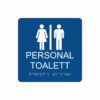 Blå och vit skylt för personaltoalett med piktogram av en kvinna och en man åtskilda av ett lodrätt streck, texten personal toalett står under symbolen och punktskrift längst ned