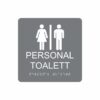 Grå och vit skylt för personaltoalett med piktogram av en kvinna och en man åtskilda av ett lodrätt streck, texten personal toalett står under symbolen och punktskrift längst ned