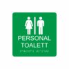 Grön och vit skylt för personaltoalett med piktogram av en kvinna och en man åtskilda av ett lodrätt streck, texten personal toalett står under symbolen och punktskrift längst ned
