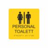 Gul och svart skylt för personaltoalett med piktogram av en kvinna och en man åtskilda av ett lodrätt streck, texten personal toalett står under symbolen och punktskrift längst ned