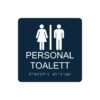Mörkblå och vit skylt för personaltoalett med piktogram av en kvinna och en man åtskilda av ett lodrätt streck, texten personal toalett står under symbolen och punktskrift längst ned