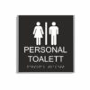 Svart och vit skylt för personaltoalett i storlek 150 x 150 mm med en tunn aluminiumram, med piktogram av en kvinna och en man åtskilda av ett lodrätt streck, texten personal toalett står under symbolen och punktskrift längst ned
