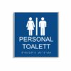 Blå och vit skylt för personaltoalett i storlek 150 x 150 mm med en tunn aluminiumram, med piktogram av en kvinna och en man åtskilda av ett lodrätt streck, texten personal toalett står under symbolen och punktskrift längst ned