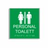 Grön och vit skylt för personaltoalett i storlek 150 x 150 mm med en tunn aluminiumram, med piktogram av en kvinna och en man åtskilda av ett lodrätt streck, texten personal toalett står under symbolen och punktskrift längst ned