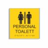 Gul och svart skylt för personaltoalett i storlek 150 x 150 mm med en tunn aluminiumram, med piktogram av en kvinna och en man åtskilda av ett lodrätt streck, texten personal toalett står under symbolen och punktskrift längst ned