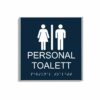 Mörkblå och vit skylt för personaltoalett i storlek 150 x 150 mm med en tunn aluminiumram, med piktogram av en kvinna och en man åtskilda av ett lodrätt streck, texten personal toalett står under symbolen och punktskrift längst ned
