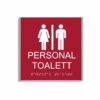 Röd och vit skylt för personaltoalett i storlek 150 x 150 mm med en tunn aluminiumram, med piktogram av en kvinna och en man åtskilda av ett lodrätt streck, texten personal toalett står under symbolen och punktskrift längst ned