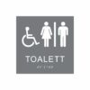 Grå och vit skylt för toalett med piktogram av en rullstol och en kvinna och en man åtskilda av ett lodrätt streck, texten toalett står under symbolen och punktskrift längst ned