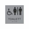 Silvergrå och svart skylt för toalett med piktogram av en rullstol och en kvinna och en man åtskilda av ett lodrätt streck, texten toalett står under symbolen och punktskrift längst ned