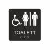 Svart och vit skylt för toalett med piktogram av en rullstol och en kvinna och en man åtskilda av ett lodrätt streck, texten toalett står under symbolen och punktskrift längst ned