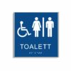 Blå och vit skylt för toalett i storlek 150 x 150 mm med en tunn aluminiumram, med piktogram av en rullstol och en kvinna och en man åtskilda av ett lodrätt streck, texten toalett står under symbolen och punktskrift längst ned