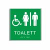 Grön och vit skylt för toalett i storlek 150 x 150 mm med en tunn aluminiumram, med piktogram av en rullstol och en kvinna och en man åtskilda av ett lodrätt streck, texten toalett står under symbolen och punktskrift längst ned