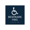 Mörkblå och vit toalettskylt för besökare hwc med piktogram av en rullstol, texten besökare hwc står under symbolen och punktskrift längst ned