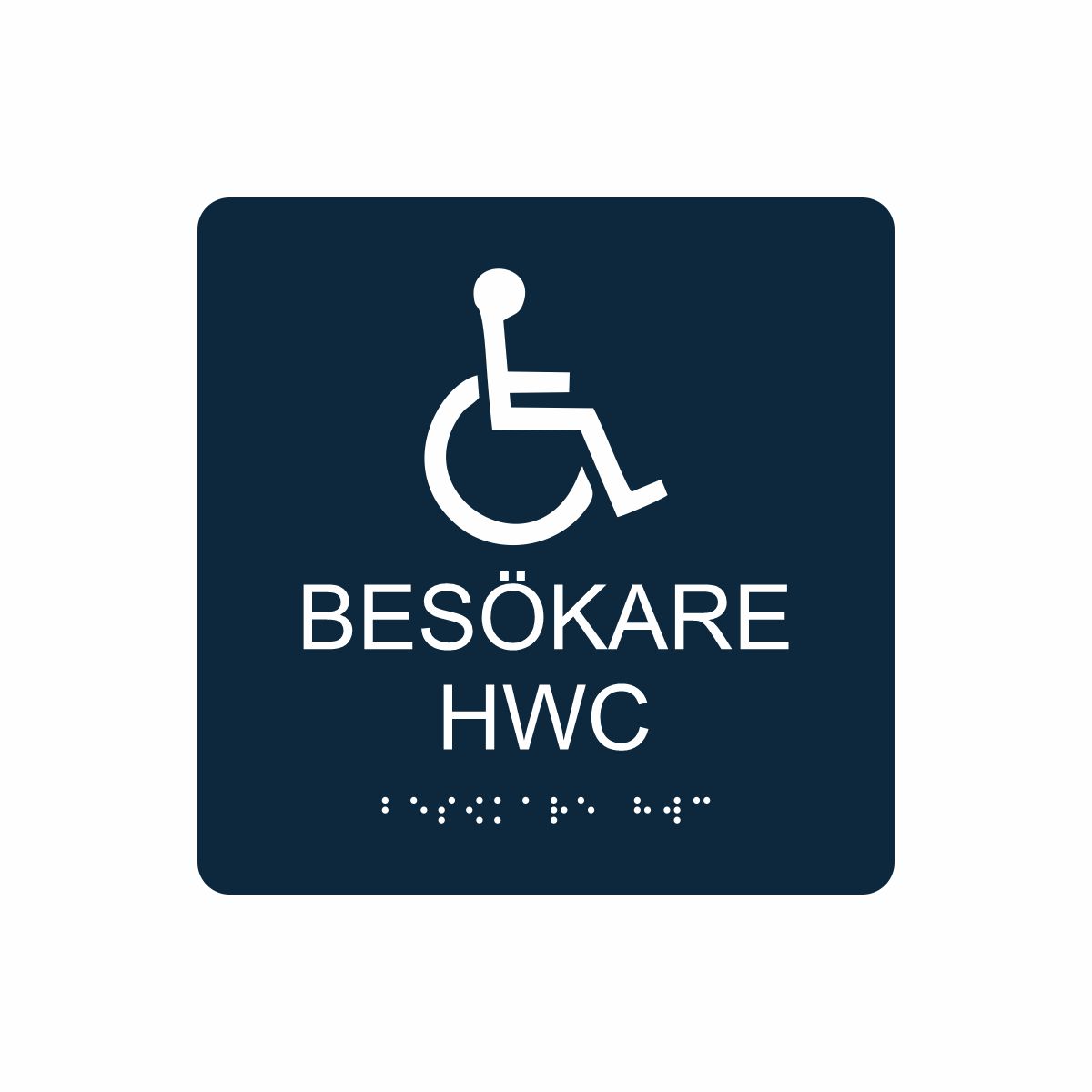 Mörkblå och vit toalettskylt för besökare hwc med piktogram av en rullstol, texten besökare hwc står under symbolen och punktskrift längst ned