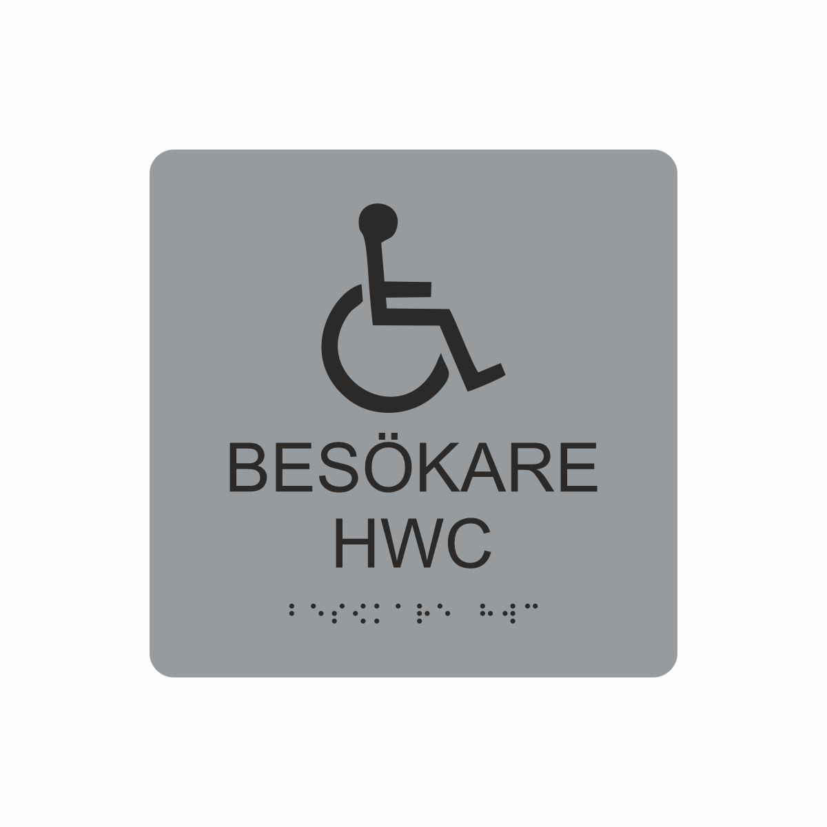Silvergrå och svart toalettskylt för besökare hwc med piktogram av en rullstol, texten besökare hwc står under symbolen och punktskrift längst ned