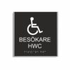 Svart och vit toalettskylt för besökare hwc i storlek 150 x 150 mm med en tunn aluminiumram, med piktogram av en rullstol, texten besökare hwc står under symbolen och punktskrift längst ned