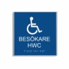 Blå och vit toalettskylt för besökare hwc i storlek 150 x 150 mm med en tunn aluminiumram, med piktogram av en rullstol, texten besökare hwc står under symbolen och punktskrift längst ned