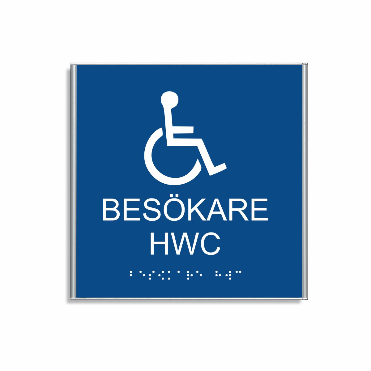 Blå och vit toalettskylt för besökare hwc i storlek 150 x 150 mm med en tunn aluminiumram, med piktogram av en rullstol, texten besökare hwc står under symbolen och punktskrift längst ned