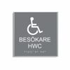 Grå och vit toalettskylt för besökare hwc i storlek 150 x 150 mm med en tunn aluminiumram, med piktogram av en rullstol, texten besökare hwc står under symbolen och punktskrift längst ned