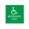 Grön och vit toalettskylt för besökare hwc i storlek 150 x 150 mm med en tunn aluminiumram, med piktogram av en rullstol, texten besökare hwc står under symbolen och punktskrift längst ned