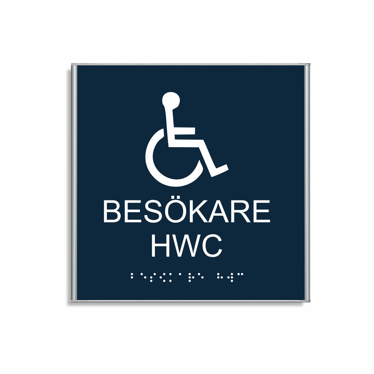 Mörkblå och vit toalettskylt för besökare hwc i storlek 150 x 150 mm med en tunn aluminiumram, med piktogram av en rullstol, texten besökare hwc står under symbolen och punktskrift längst ned