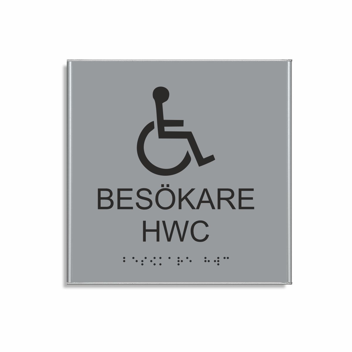 Silvergrå och svart toalettskylt för besökare hwc i storlek 150 x 150 mm med en tunn aluminiumram, med piktogram av en rullstol, texten besökare hwc står under symbolen och punktskrift längst ned