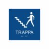 Blå och vit skylt för trappa med piktogram av en person som går uppför en trappa, texten trappa  står under symbolen och punktskrift längst ned