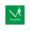 Grön och vit skylt för trappa med piktogram av en person som går uppför en trappa, texten trappa står under symbolen och punktskrift längst ned